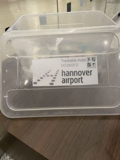 Was habt ihr euch unter dem „Trackable-Hotel“ vorgestellt?
Dies ist es jedenfalls… - eine Plastikbox in der zahlreiche Bugs untergebracht sind.