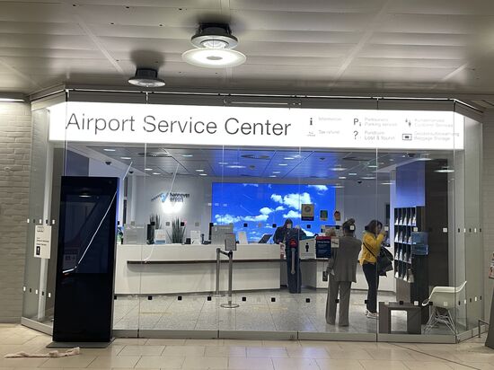 Von einem Freund haben wir erfahren, dass es am Airport Hannover im „Airport Service Center“ ein
„Trackable-Hotel“ geben soll -für die Travel-Bugs. Da wir von unserer Madeira-Tour noch einen im Schrank liegen haben, beschließen wir diesen dort „abzuliefern“