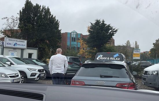 Nachdem Jake wohlbehalten abgeliefert wurde, geht es nach Hannover, trotz Stau wegen eines Unfalls, sind wir um 11 Uhr am Parkplatz und bestellen den Shuttle.
Für die 9 Tage bei „Park&amp;Relax“ zahlen wir nur 65 Euro