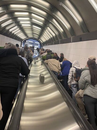 Auch auf den Rolltreppen großes Gedränge..