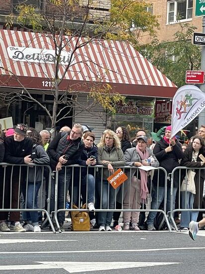 Tina steht schon seit ein paar Stunden da mit einer Gruppe Wolfsburger—wir suchen uns einen Platz gegenüber
