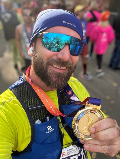 SO sehen Sieger aus… 
Stolz zeigt Dennis die Medaille—Auf die Leistung von 3:38h kann er SEHR stolz sein!