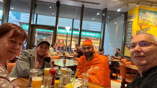 …und begießen den Sieg mit einem Bierchen…