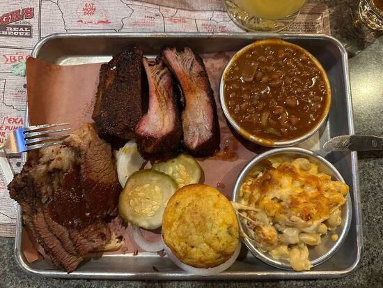 Dennis&amp;Tina genießen noch Brisket am Abend—haben sie sich auch verdient!