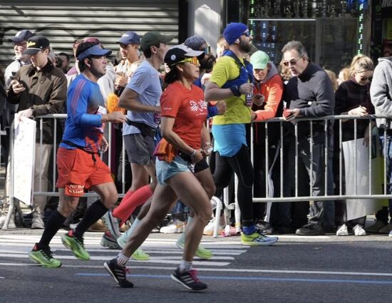 DA ist er!!! Im gelben Trikot und mit der blauen Mütze…