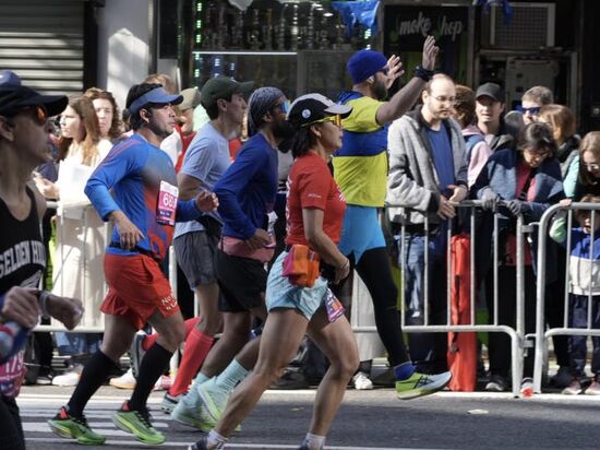 Er sieht Tina und freut sich….