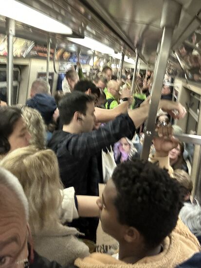 Wir machen uns nach dem Frühstück auf den Weg—die U-Bahn ist brechend voll!