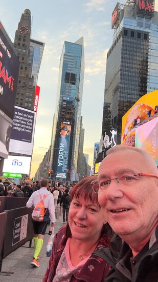 Wir starten schon gegen 17 Uhr mit der U-Bahn in Richtung Flughafen JFK—
Lustigerweise „verfahren“ wir uns 2x sodass wir erst um 19.30 Uhr am Airport sind.