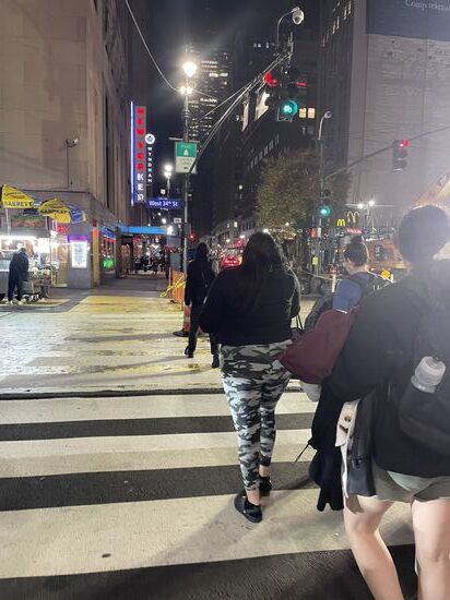 Wir laufen die ca 500m bis zu unserem Hotel-obwohl es schon nach Mitternacht ist, sind die Straßen noch sehr belebt—wir sehen auch einige Halloween-Gestalten…