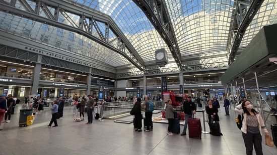 Da sind wir und halten Ausschau wo wir hinmüssen.
Als Frühstück dient ein belegtes Baguette für sage und schreibe: 12 US$ 