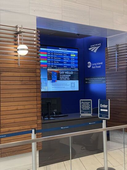 Hier ist die Anzeigetafel mit den Zügen. Erst wenige Minuten vor Abfahrt wird das Gleis -hier „Track“ genannt - bekannt gegeben.