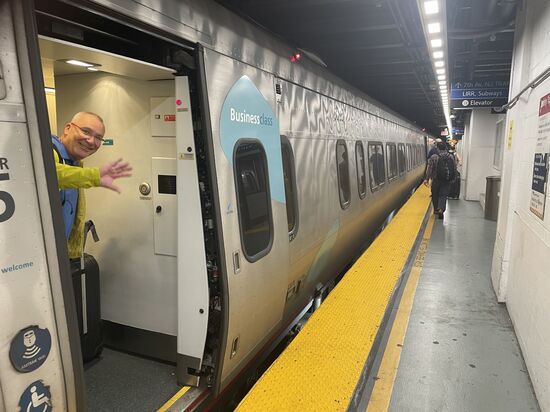 Dann heißt es, innerhalb von wenigen Minuten mit dem Fahrstuhl hinunter zum Zug, Abteil suchen und hinein!