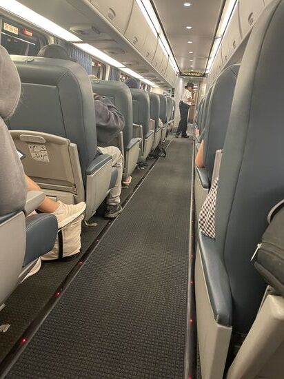 Wenige Minuten nach dem Start kommt die Kontolleurin-