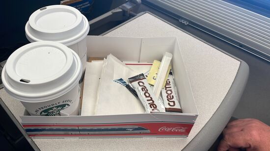 Im Bordrestaurant gibt es Kaffee, der Preis von 3,50 US$  Pro Kaffee ist angemessen-sieht aus wie von Starbucks—aber ist es nicht!