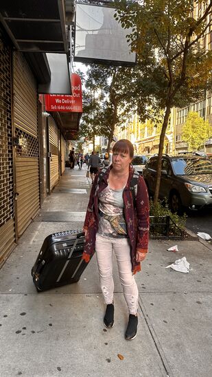 Gegen 9 Uhr starten wir zur „Moynihan Train hall“, die nur 700m entfernt ist-
Ich freue mich über den gut gefüllten Koffer…