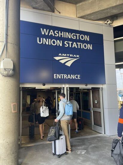 Ankunft in Washington-
Beim Aussteigen treffe ich einen sehr athletisch aussehenden älteren Mann, der viele Boston-Marathon-Aufkleber auf seiner Reisetasche hat und ich frage ihn, ob er in New York nächstes Wochenende auch läuft. Er verneint und sagt, dass er morgen früh beim Washington-Marathon dabei ist.
Na, da wird ja was los sein, in der Stadt!