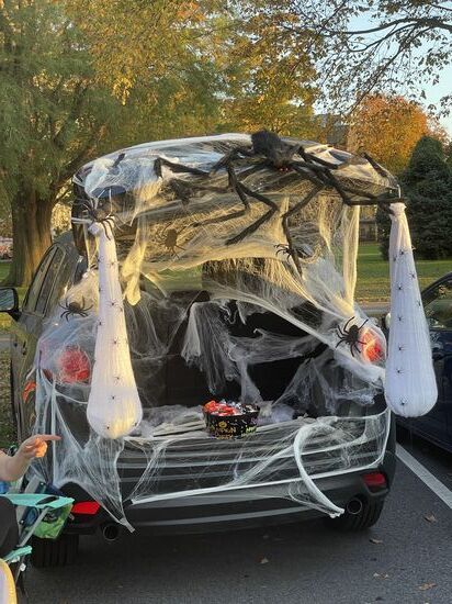 Auf dem Rückweg sehen wir noch eine Halloween-Party . An der augenscheinlich überwiegend Polizei und Feuerwehr, aber auch viele Privatleute mit toll geschmückten Autos teilnehmen