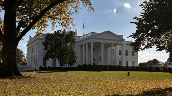 Das weiße Haus, gut geschützt durch einen hohen Zaun, durch den wir aber gut Fotos machen können