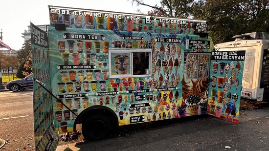 Viele bunte Food-trucks findet man hier um das ganze Gelände