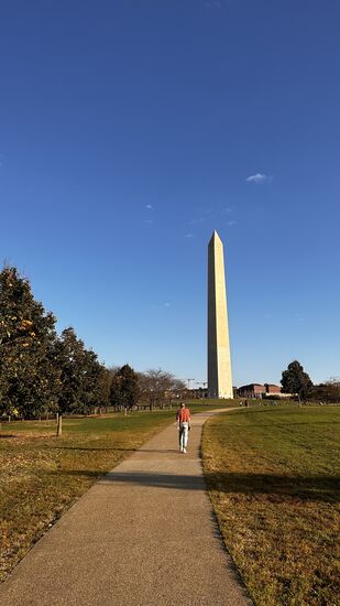 Dann gehen wir durch den Park zum „Washington Monument“