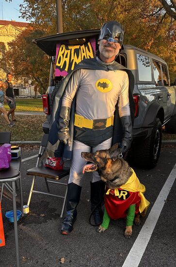 Auch Batman stellt sich gern mit seinem Hund für ein Foto in Position 