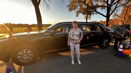Die Limousine des Präsidenten mit einem seiner Fahrer—alle sind sehr nett und gern für ein Gespräch bereit