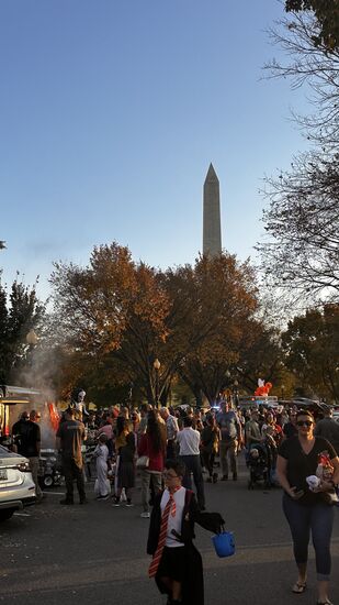 Die Kinder sammeln fleißig Süßes, Sticker und andere Kleinigkeiten…