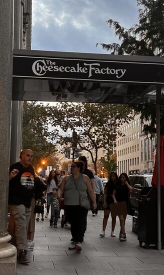 Zum Abendessen gehen wir zur „Cheesecake Factory“…