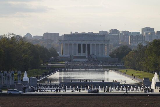Blick auf das „Lincoln Monument“ ,  im Vordergrund der „Reflection Pool“, bekannt aus dem Film „Forrest Gump“
Hier rannte Forest unter den Rufen seiner Freundin Jenny: „Run Forrest , run!“