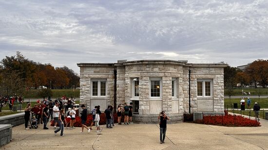 Um kurz nach 8 Uhr sind wir am Ticket-Schalter, ca 30 Leute sind vor uns-