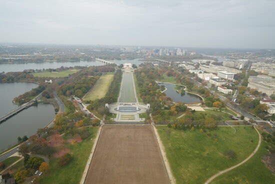 Westen:
Noch einmal Blick auf das „Lincoln Memorial“ mit dem Pool und vor dem runden Pool ganz vorn ist auch das „World war II Memorial“