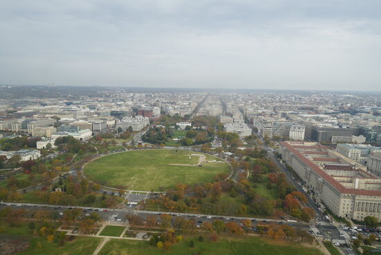 Norden:
Die Grünfläche ist „The Ellipse“ hinten, ganz klein das „Weiße Haus“