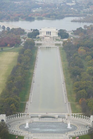 Hinter dem Memorial ist der „Potomac River“