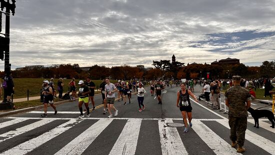 Der heutige Washington-Marathon ist in vollem Gange- hier-an Kilometer 26 zieht sich das Feld schon deutlich auseinander