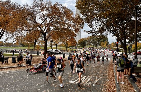 Ich bewundere die Frauen, die ihre Kinder-teilweise auch behinderte- die ganze Strecke im Wagen schieben,
Die Stimmung ist sehr gut und wir bekommen schon mal einen Vorgeschmack auf das Ereignis nächste Woche!