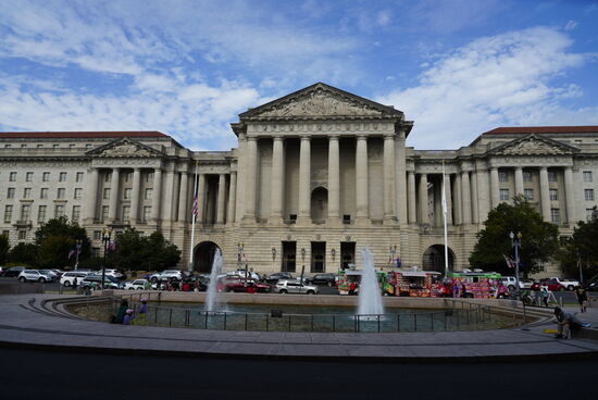 Hier stehen wir vor dem „Andrew W Mellon Auditorium“—eines der vielen sehr beeindruckenden Gebäude