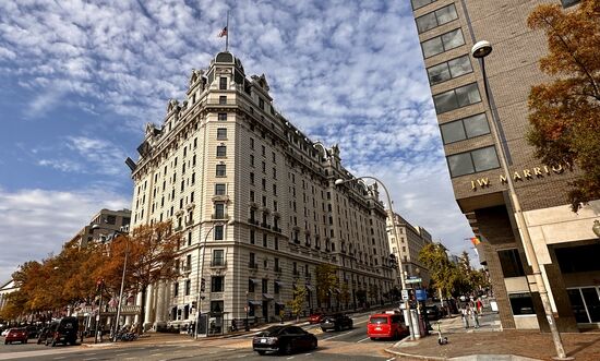 Wir haben Hunger und ich bin sehr müde—so halten wir Ausschau nach einem Kiosk oder Supermarkt—aber so etwas ist nicht zu finden-