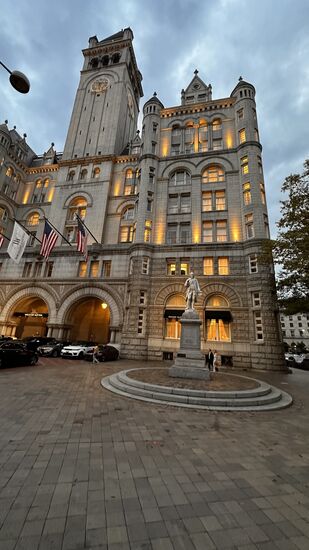 Nach 2 Stunden ausgiebiger Ruhepause machen wir uns auf , zum Treffpunkt für die Abendtour nahe dem Capitol- hier kommen wir durch das „Federal Triangle“ Stadtviertel ,  wo sich unter anderem das „White House Visitor Center“ befindet