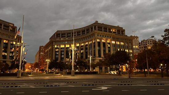 Der Platz ist mit der größten Weltkarte der Welt gepflastert, diese kann man aber nur von oben fotografieren