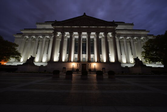 Wir warten direkt vor der „National Archives Foundation“ —pünktlich um 19.30 Uhr gehts los-unser Guide „Chuck“ spricht viel und sehr schnell, ich kann ihm nur mit Mühe folgen