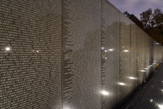 Die „Wall“ aus schwarzem polierten Granit befindet sich hier seit März 1982 und auf ihr befinden sich die 58.261 Namen der im Vietnamkrieg getöteten oder vermissten Soldaten