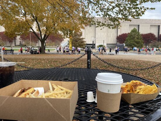 Wir stärken uns dann mal mit ungesundem Fast-Food und beobachten die Anstrengungen der athletischen Läufer…