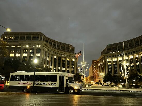 Hier -am „US Navy Memorial Plaza“ warten wir mit vielen anderen auf die Tour-unser Bus steht schon bereit-
