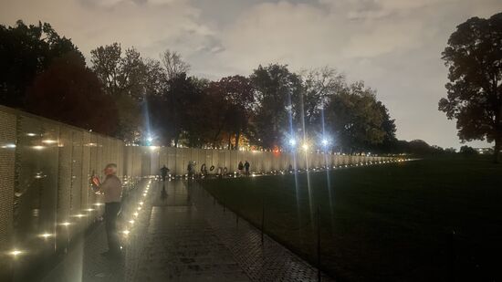 Nicht weit davon ist das „Vietnams Veterans Memorial“ hier kommen Besucher und Angehörige und legen Blumen nieder oder zünden Kerzen an