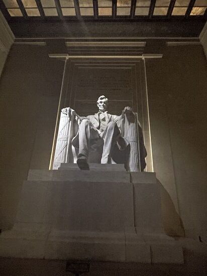 Ich laufe die Treppen hinauf und schaue ihn genauer an