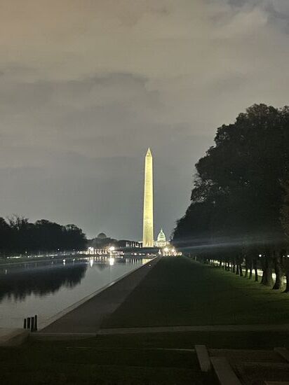 Hinter dem Washington Memorial sieht man das Capitol