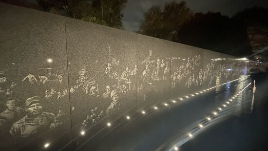 Auf der 50m langen Wand aus schwarzem Granit befinden sich sandgestrahlte , fotografische Darstellungen von Soldaten, Ausrüstungsgegenständen und anderen Menschen, die in dem Krieg verwickelt waren