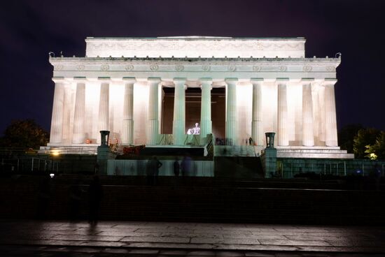 Wir laufen rüber zum Lincoln Monument- dort oben sieht man die Statue des 16. Präsidenten