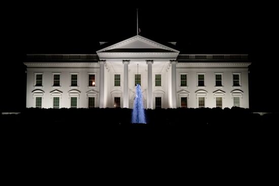 Zum Schluß der Tour besuchen wir noch einmal das weiße Haus—sehr schön die blaue Fontäne im Vordergrund