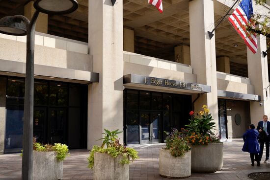 Wir kommen am FBI-Gebäude vorbei